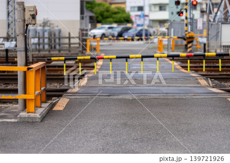 遮断機が下りた踏切と線路の風景 遮断機が下りた踏切と線路の風景 139721926