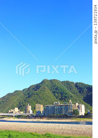 岐阜県岐阜市、長良川温泉と金華山の風景 岐阜県岐阜市、長良川温泉と金華山の風景 139721934