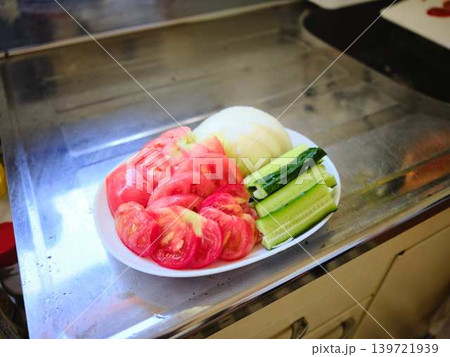 皿に盛った夏野菜 139721939