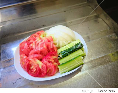 皿に盛った夏野菜 皿に盛った夏野菜 139721943
