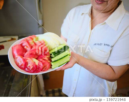 皿に盛った夏野菜 139721948