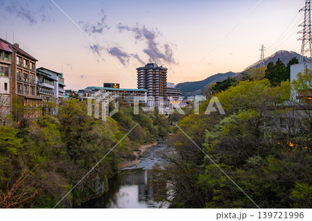 栃木県日光市 ふれあい橋から望む夕暮れの鬼怒川温泉の渓谷美と温泉街 栃木県日光市 ふれあい橋から望む夕暮れの鬼怒川温泉の渓谷美と温泉街 139721996