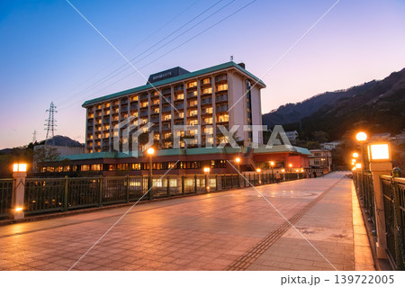 栃木県日光市 街灯が反射するふれあい橋と静寂に包まれた夕暮れの鬼怒川温泉 栃木県日光市 街灯が反射するふれあい橋と静寂に包まれた夕暮れの鬼怒川温泉 139722005