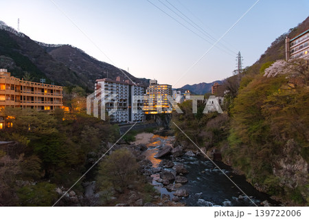 栃木県日光市 ホテルの明かりが水面に反射する夜の鬼怒川の渓谷と温泉街の絶景 栃木県日光市 ホテルの明かりが水面に反射する夜の鬼怒川の渓谷と温泉街の絶景 139722006