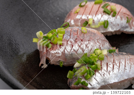 ねぎをのせた青魚の握り寿司のクローズアップ ねぎをのせた青魚の握り寿司のクローズアップ 139722103