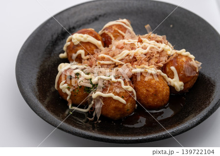 黒い皿に盛り付けたたこ焼き 黒い皿に盛り付けたたこ焼き 139722104