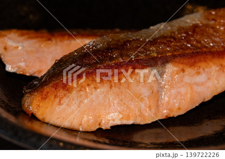 皮目を香ばしく焼いた鮭の切り身 皮目を香ばしく焼いた鮭の切り身 139722226