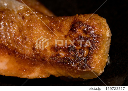 香ばしく焼いた鮭のしっぽ側の切り身 香ばしく焼いた鮭のしっぽ側の切り身 139722227