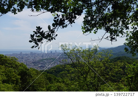 山頂から望む港町と海の街並みパノラマ風景 山頂から望む港町と海の街並みパノラマ風景 139722717