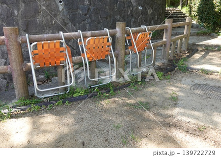 公園に並ぶオレンジ色の折りたたみ椅子の風景写真 公園に並ぶオレンジ色の折りたたみ椅子の風景写真 139722729