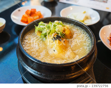 本場韓国のサムゲタン(参鶏湯) 本場韓国のサムゲタン(参鶏湯) 139722756