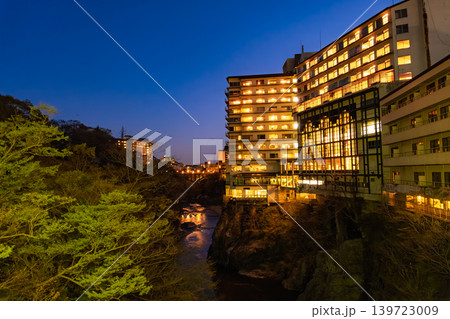 栃木県日光市 くろがね橋から望むブルーアワーの夜空と断崖に建つ鬼怒川温泉の旅館群 139723009
