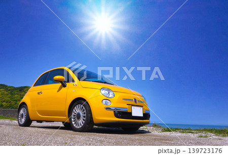 灼熱の太陽とビーチとキュートなイタリアンカー 灼熱の太陽とビーチとキュートなイタリアンカー 139723176
