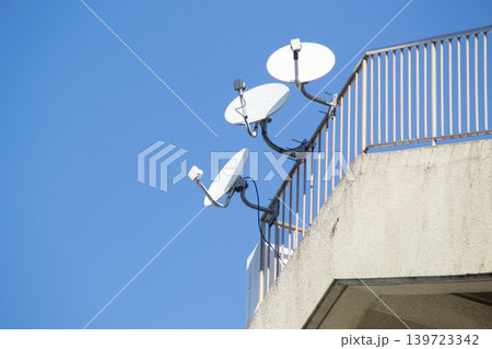 屋上に設置された複数の衛星放送受信用パラボラアンテナ 139723342