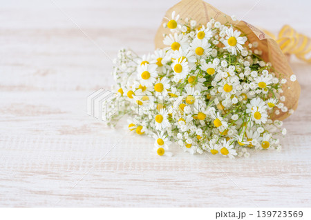 カモミールとカスミソウの花束 139723569