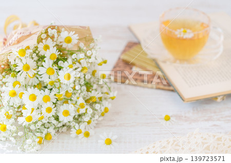 カモミールとカスミソウの花束とハーブティーと洋書 139723571