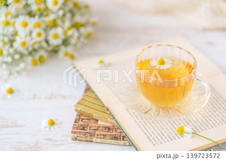 ハーブティーと洋書とカモミールとカスミソウの花束 139723572
