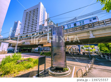 日本の横浜都市景観　桜木町駅新南口の前にある「鉄道創業の地　記念碑」や横浜ランドマークTなどを望む 139725557