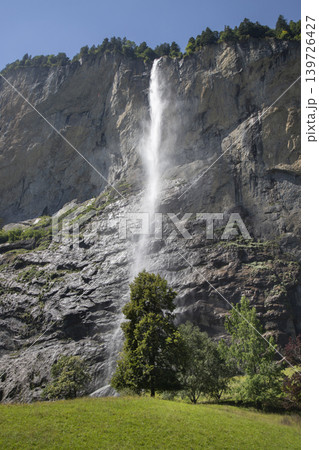 Staubbach falls dropping from cliff in lauterbrunnen valley Staubbach falls dropping from cliff in lauterbrunnen valley 139726427