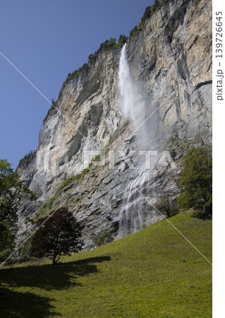Staubbach falls dropping from cliff in lauterbrunnen valley Staubbach falls dropping from cliff in lauterbrunnen valley 139726645