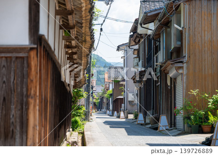 日本の鳥取県若桜町の古くてとても美しい町並み 139726889