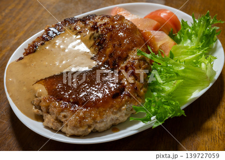 とても美味しい日本の一般家庭の豆腐ハンバーグ とても美味しい日本の一般家庭の豆腐ハンバーグ 139727059