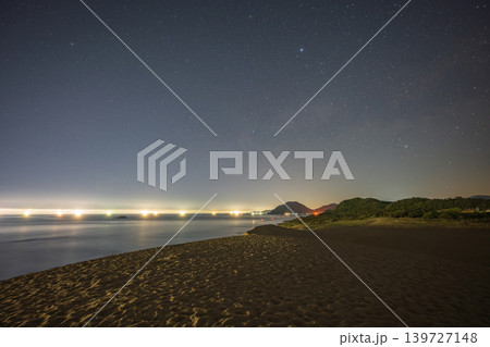 日本の鳥取県の鳥取砂丘に浮かぶ美しい星空 日本の鳥取県の鳥取砂丘に浮かぶ美しい星空 139727148