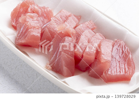 新鮮なマグロの刺身が白い皿に盛られた日本料理 新鮮なマグロの刺身が白い皿に盛られた日本料理 139728029