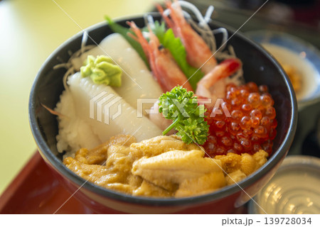海鮮丼で味わう新鮮な刺身とウニ、イクラの豪華な一杯 海鮮丼で味わう新鮮な刺身とウニ、イクラの豪華な一杯 139728034