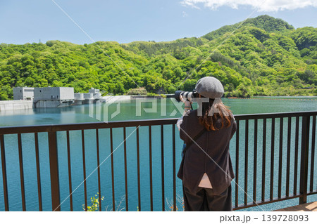 初夏の八ッ場ダムを撮影する女性 初夏の八ッ場ダムを撮影する女性 139728093
