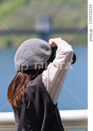初夏の湖を撮影する女性 八ッ場あがつま湖 初夏の湖を撮影する女性 八ッ場あがつま湖 139728129