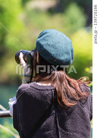 初夏の風景を撮影する女性 八ッ場あがつま湖 初夏の風景を撮影する女性 八ッ場あがつま湖 139728166