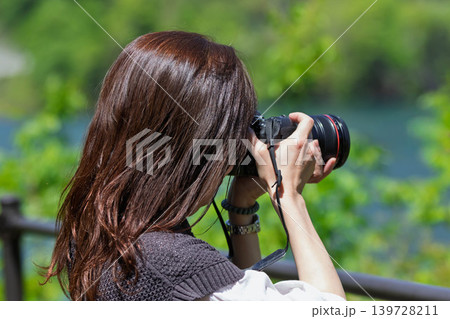 初夏の風景を撮影する女性 八ッ場あがつま湖 初夏の風景を撮影する女性 八ッ場あがつま湖 139728211