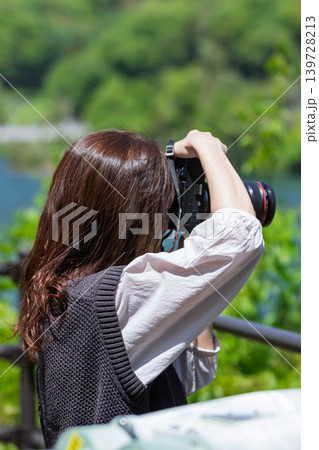 初夏の風景を撮影する女性 八ッ場あがつま湖 初夏の風景を撮影する女性 八ッ場あがつま湖 139728213