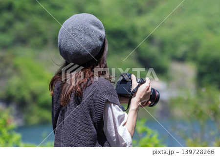 初夏の風景を撮影する女性　八ッ場あがつま湖 139728266