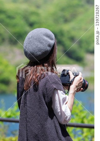 初夏の風景を撮影する女性　八ッ場あがつま湖 139728267