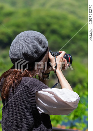 初夏の風景を撮影する女性 八ッ場あがつま湖 初夏の風景を撮影する女性 八ッ場あがつま湖 139728270