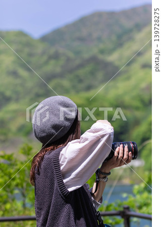 初夏の風景を撮影する女性 八ッ場あがつま湖 初夏の風景を撮影する女性 八ッ場あがつま湖 139728275