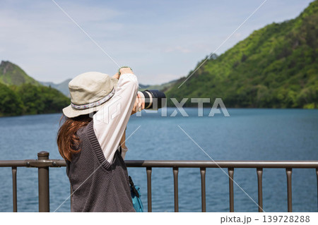 初夏の湖を撮影する女性 八ッ場あがつま湖 初夏の湖を撮影する女性 八ッ場あがつま湖 139728288