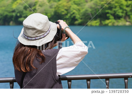 初夏の湖を撮影する女性 八ッ場あがつま湖 初夏の湖を撮影する女性 八ッ場あがつま湖 139728350