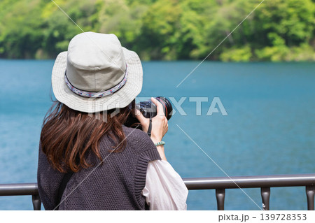 初夏の湖を撮影する女性 八ッ場あがつま湖 初夏の湖を撮影する女性 八ッ場あがつま湖 139728353