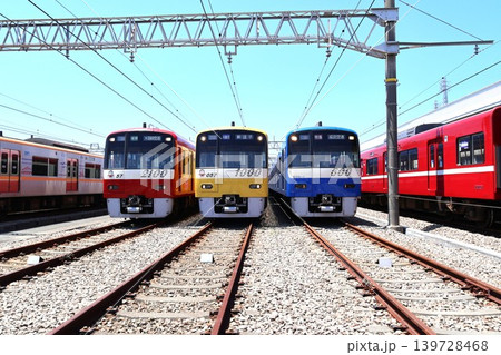 京急久里浜工場に展示された3色の京急電車 京急久里浜工場に展示された3色の京急電車 139728468