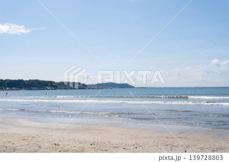 砂浜に打ち寄せる波 湘南 由比ガ浜 砂浜に打ち寄せる波 湘南 由比ガ浜 139728803