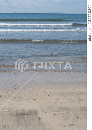 砂浜に打ち寄せる波 湘南 由比ガ浜 砂浜に打ち寄せる波 湘南 由比ガ浜 139728804