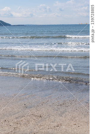 砂浜に打ち寄せる波　湘南　由比ガ浜 139728805