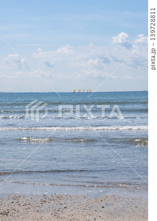 砂浜に打ち寄せる波 湘南 由比ガ浜 砂浜に打ち寄せる波 湘南 由比ガ浜 139728811