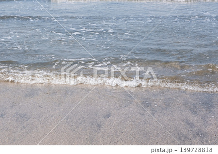 砂浜に打ち寄せる波 湘南 由比ガ浜 砂浜に打ち寄せる波 湘南 由比ガ浜 139728818
