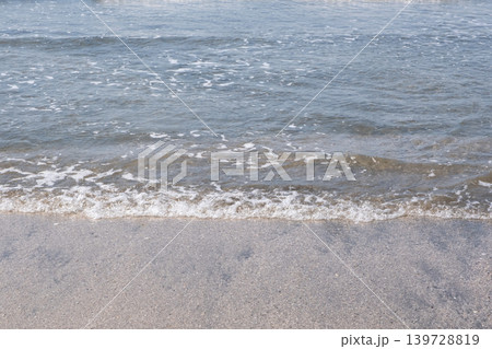 砂浜に打ち寄せる波　湘南　由比ガ浜 139728819