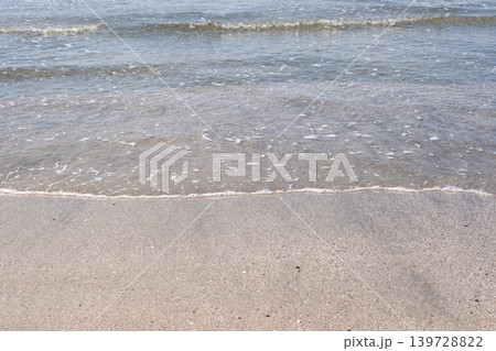 砂浜に打ち寄せる波　湘南　由比ガ浜 139728822