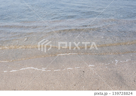 砂浜に打ち寄せる波 湘南 由比ガ浜 砂浜に打ち寄せる波 湘南 由比ガ浜 139728824